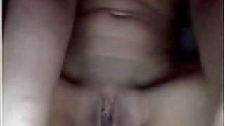 Жопастая девственница на вебку играет пальцами с мокрой вагиной и сжатым очком