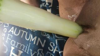 Девственница сняла на телефон как выебала себя в побритую киску большим огурцом