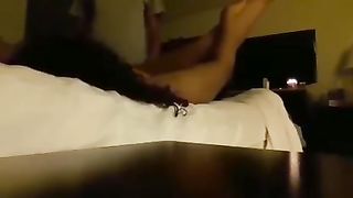 Сосед круто трахнул красивую негритянку раздвинув ее ноги