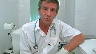 Немецкий врач нассал в рот медсестры перед тем как оттрахать пациентку на гинекологическом кресле