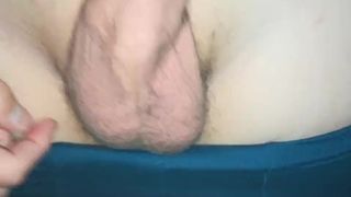 Пацан дрочит на камеру в ванной и в постели и кончает себе на живот